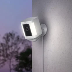 Ring Spotlight Cam Plus Plug-In Overvåkingskamera Hvit