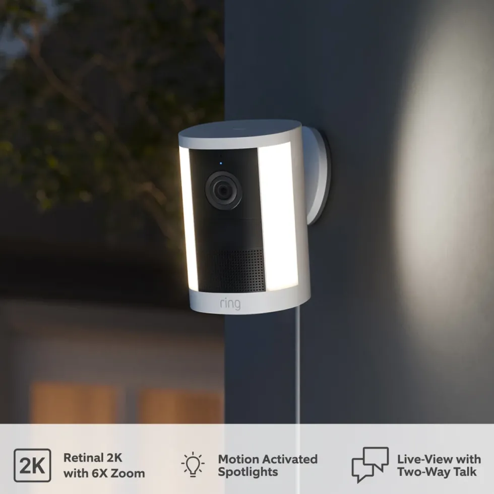Ring Spotlight Cam Pro plug-in overvåkingskamera Hvit
