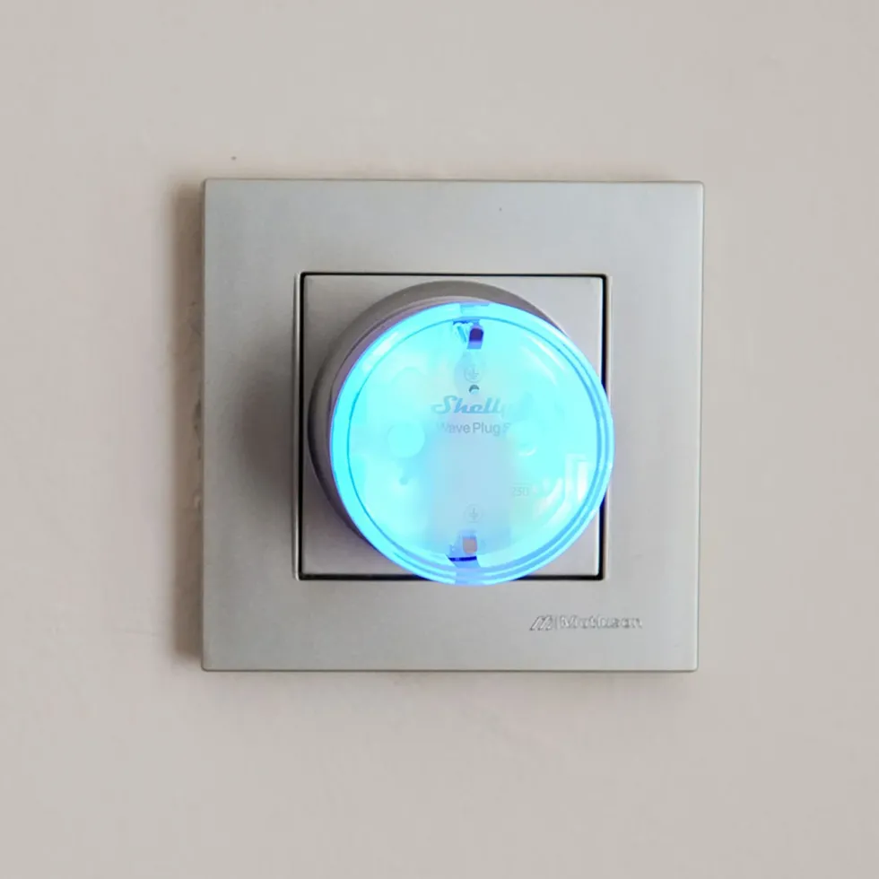 Shelly Wave Plug S LR – smart Z-Wave-plugg med energimåling Svart